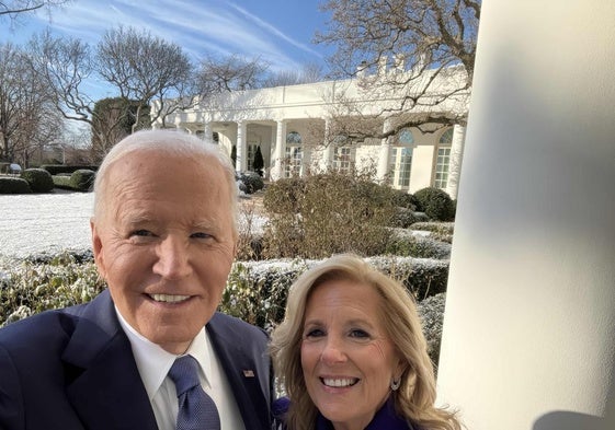 El matrimonio Biden se toma una fotografía antes de dejar la Casa Blanca.