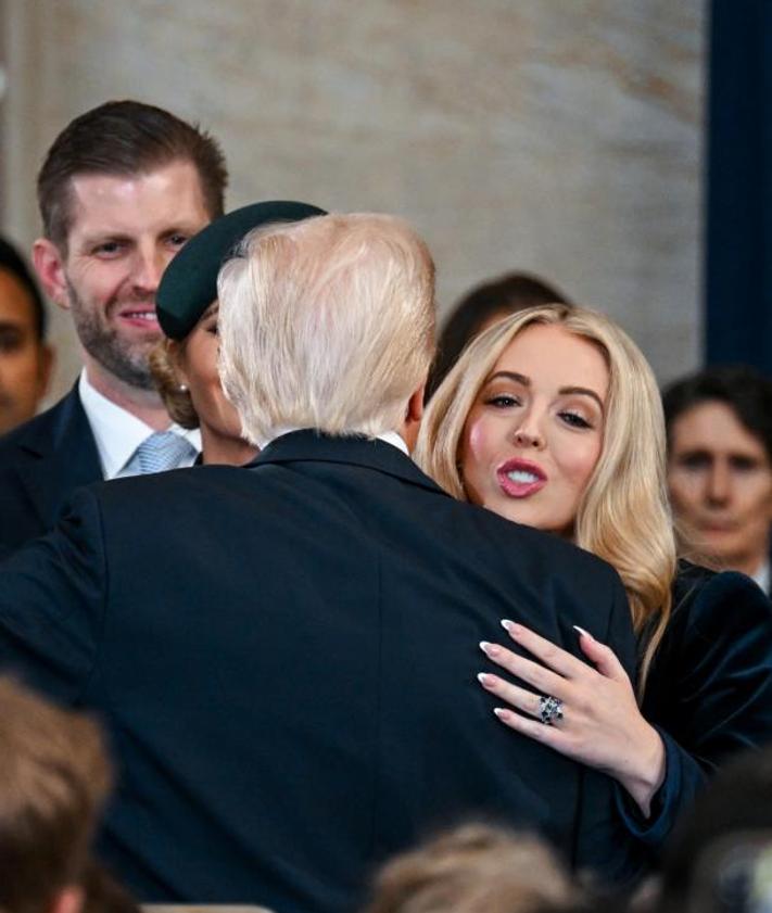 Imagen secundaria 2 - Lara, Eric, Jared, Ivanka y Donald Jr, con Elon Musk detrás. | Barron y Melania, durante el himno. | Tiffany abraza a su padre.