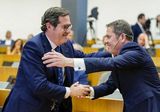 El presidente de la CEOE, Antonio Garamendi, saluda al de Cepyme, Gerardo Cuerva.