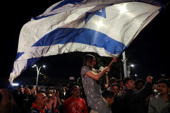 Una persona hondea una bandera israelí