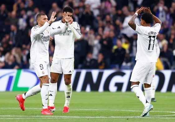 Mbappé celebra con Rodrygo, en presencia de Bellingham, uno de los cuatro goles que le marcó el Real Madrid a Las Palmas el domingo.