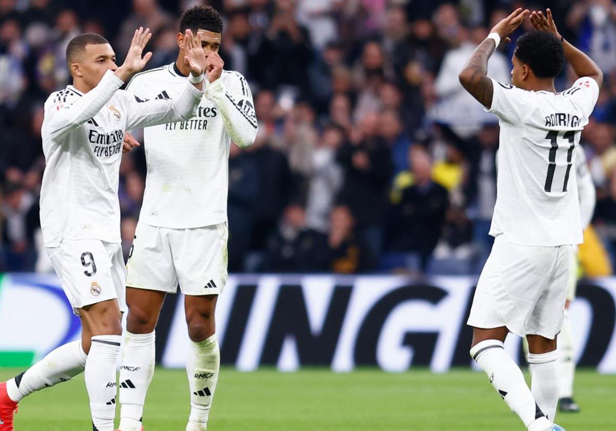 Mbappé celebra con Rodrygo, en presencia de Bellingham, uno de los cuatro goles que le marcó el Real Madrid a Las Palmas el domingo.