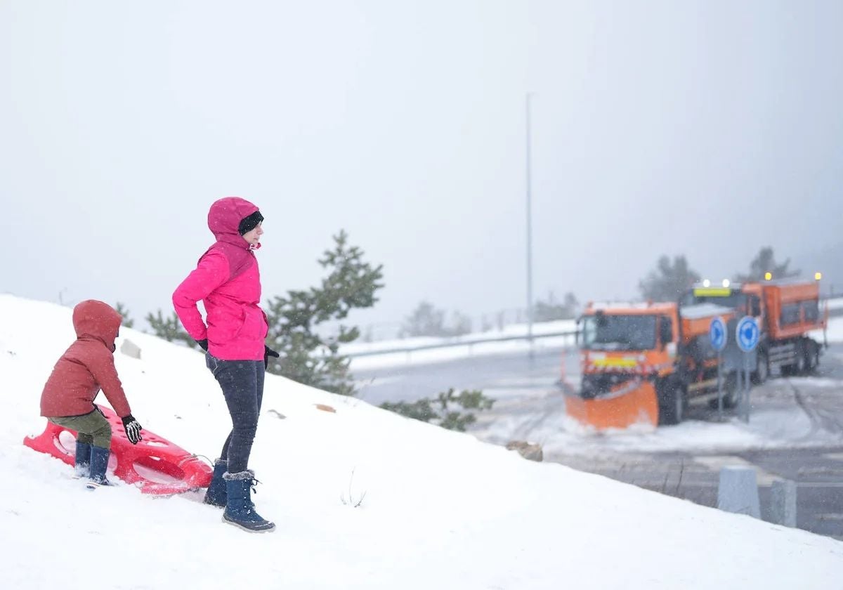 Máquinas quitanieves en la sierra de Madrid