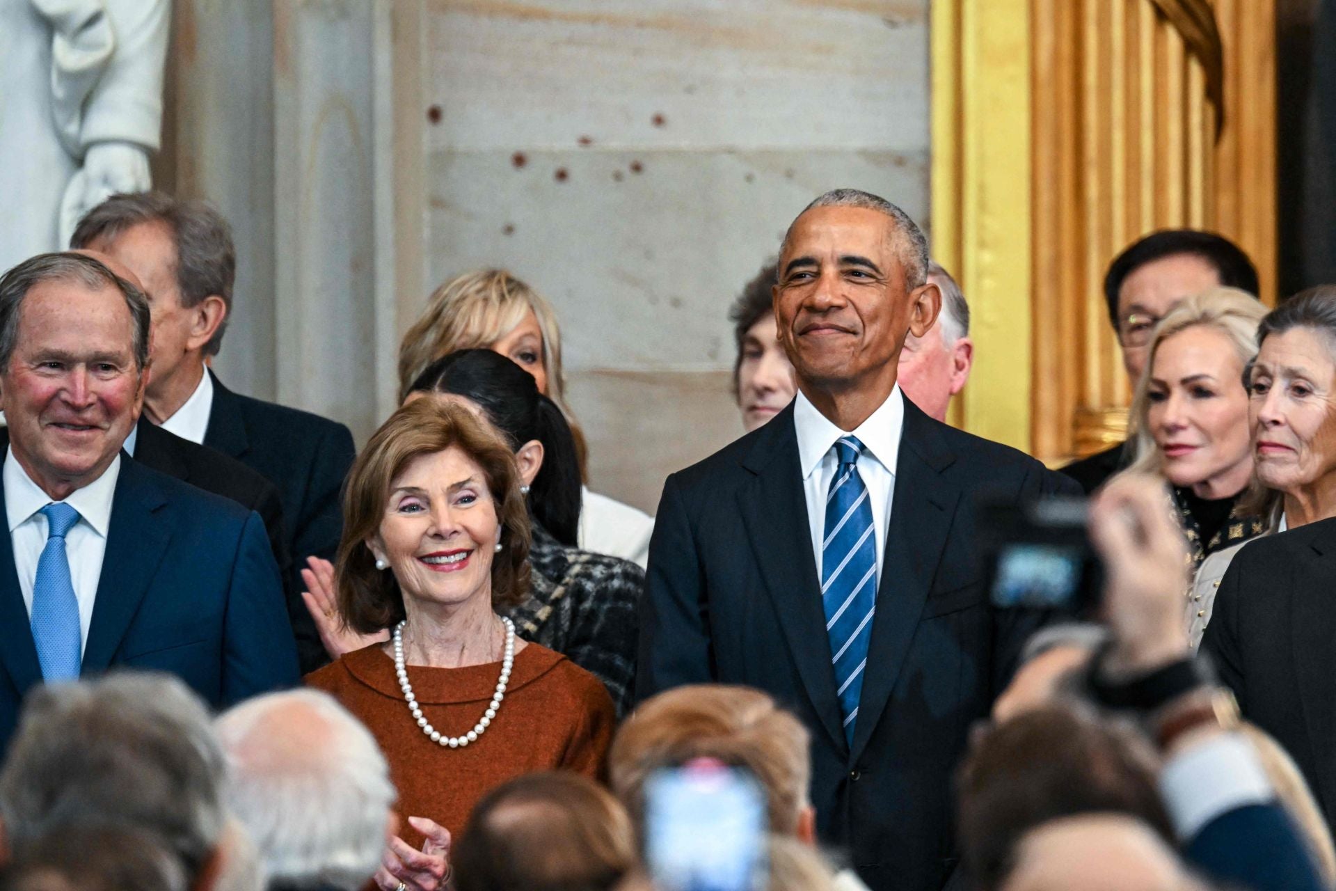 Los expresidentes de Estados Unidos, George W. Bush y Barack Obama, asisten a la ceremonia de investidura de Donald Trump.