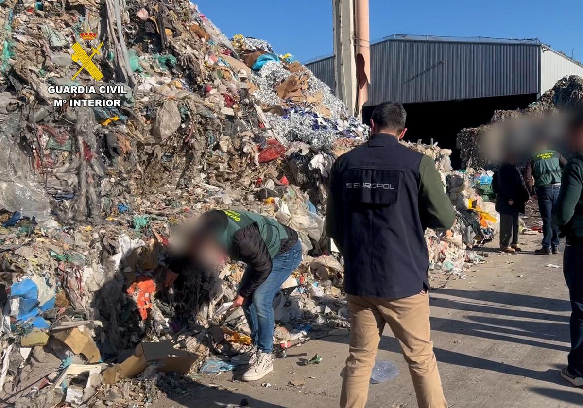 Agentes de la Guardia Civil y de Interpol inspeccionan uno de los vertederos.