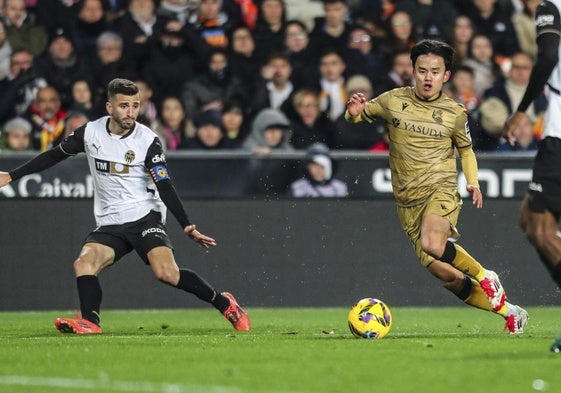 Take Kubo conduce la pelota durante el Valencia-Real Sociedad.