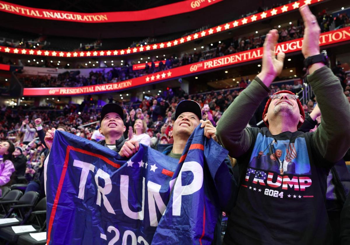 Los seguidores de Trump llenaron varios recintos para seguir la ceremonia.