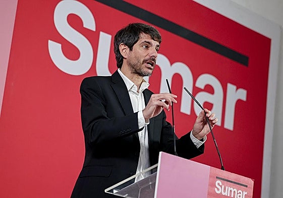 El portavoz de Sumar, Ernest Urtasun, en la rueda de prensa de este lunes.