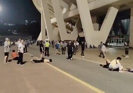 Varios heridos yacen en el suelo tras un atropello masivo frente a un centro deportivo en Zhuhai, China.