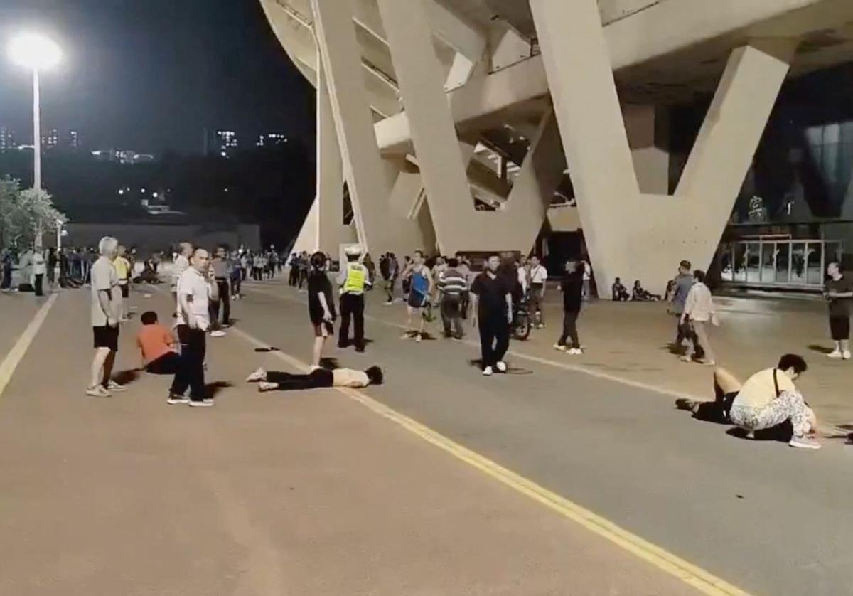 Varios heridos yacen en el suelo tras un atropello masivo frente a un centro deportivo en Zhuhai, China.