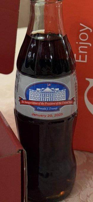 Etiqueta conmemorativa de Coca-Cola para la investidura de Trump.