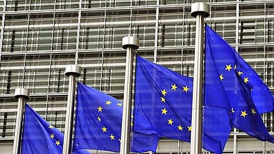 Bruselas exige a España que apruebe la tasa al diésel para el quinto pago de los fondos europeos