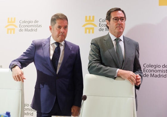 El presidente de la CEOE, Antonio Garamendi (d), y el presidente de Cepyme, Gerardo Cuerva (i).