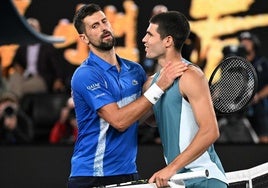 Novak Djokovic y Carlos Alcaraz se despiden al término del partido.