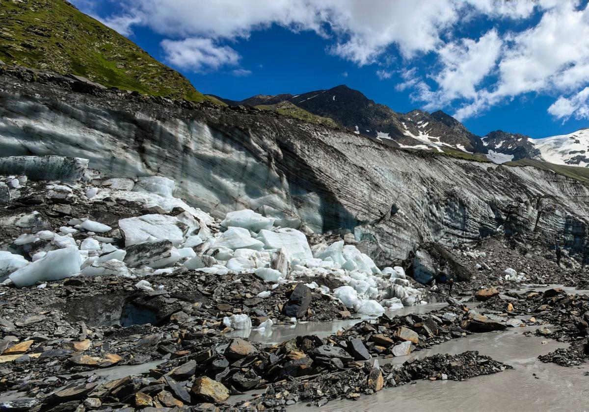 Derretimiento del glaciar Alibek en Dombai, en Rusia, del que quedan apenas unos bloques de hielo.