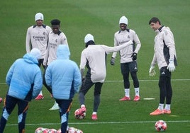 Los jugadores del Real Madrid preparan el duelo ante el Salzburgo.