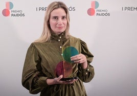 Tamara Tenenbaum con su trofeo como primera ganadora del premio Paidós.