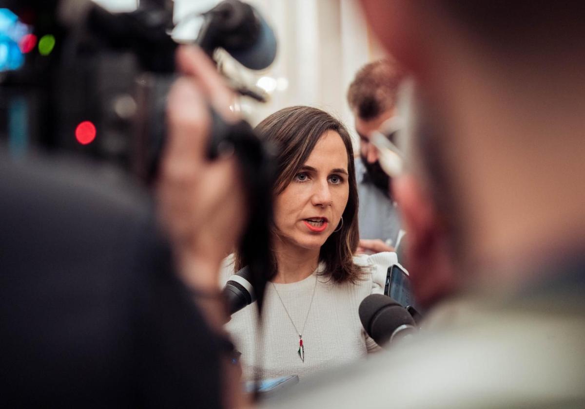 La líder de Podemos, Ione Belarra, ofrece declaraciones en el pasillo durante el pleno de este miércoles.