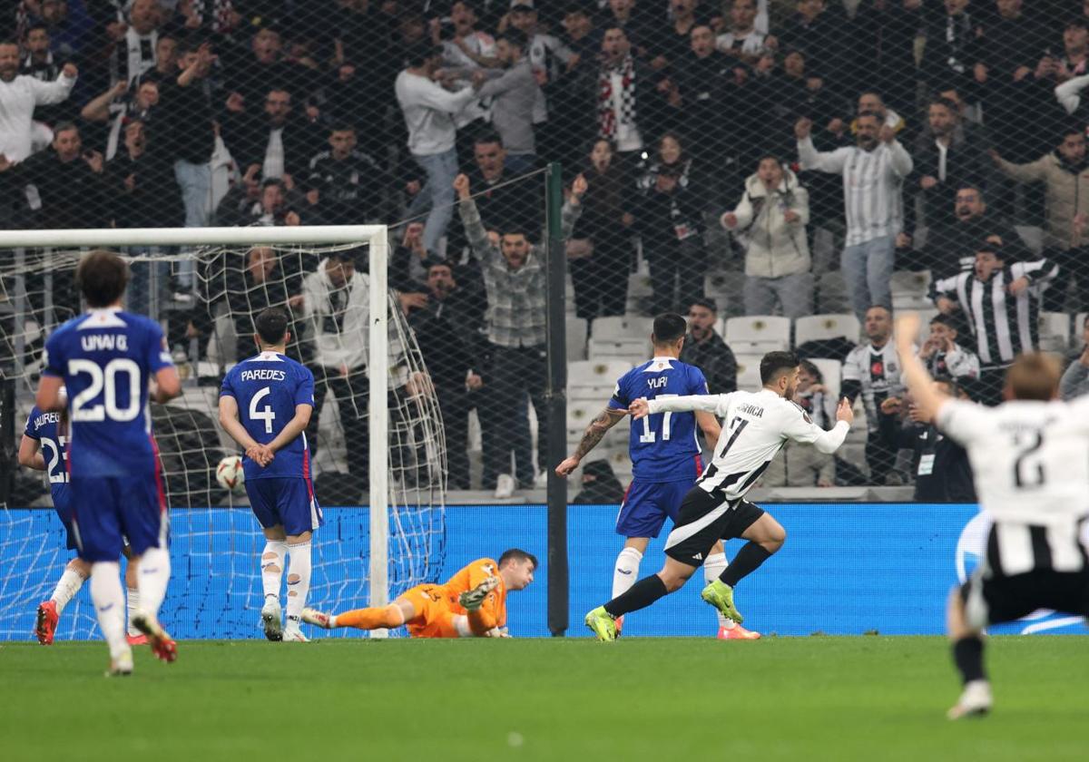 El Besiktas celebra el gol que abrió el marcador ante el Athletic.