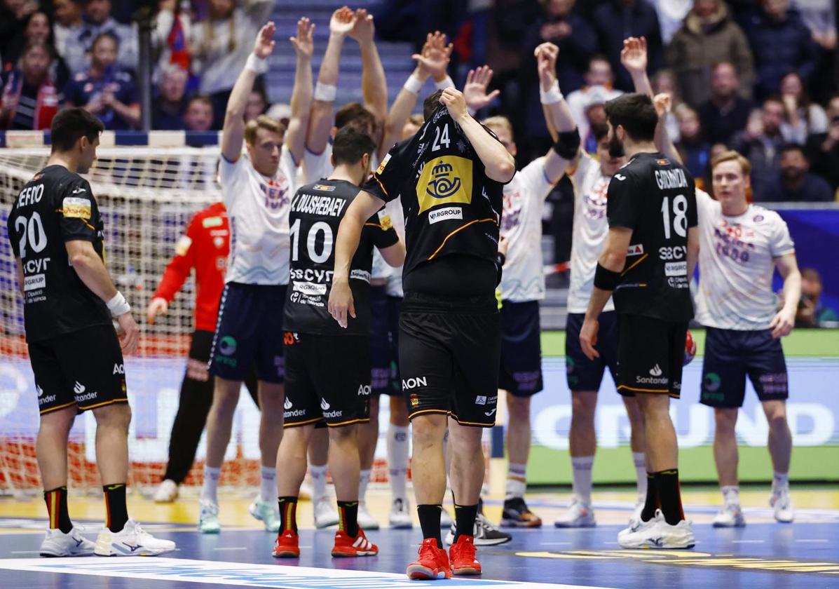 Los jugadores españoles se lamentan tras el final del partido ante Noruega.