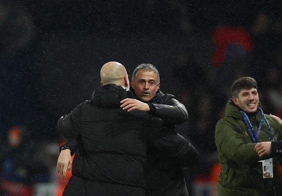 Luis Enrique abraza a Pep Guardiola antes del partido.