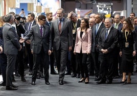 Los Reyes visitan Fitur junto al presidente de la Generalitat y el ministro de Industria y Turismo.