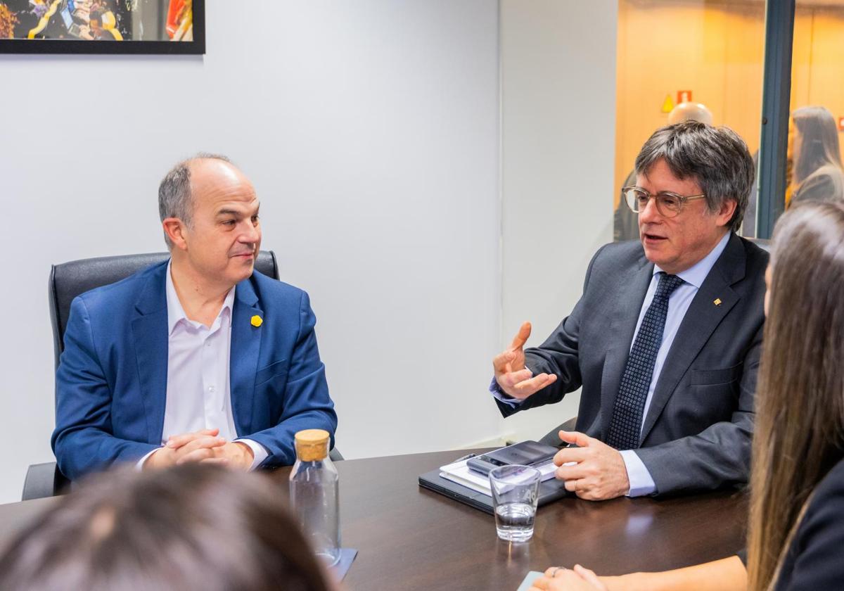 El secretario general de Junts, Jordi Turull (i) y el líder de Junts, Carles Puigdemont (d),