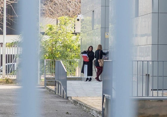 La jueza Beatriz Biedma, a la izquierda, abandona los juzgados.