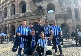 Aficionados de la Real posan junto al Coliseo de Roma.