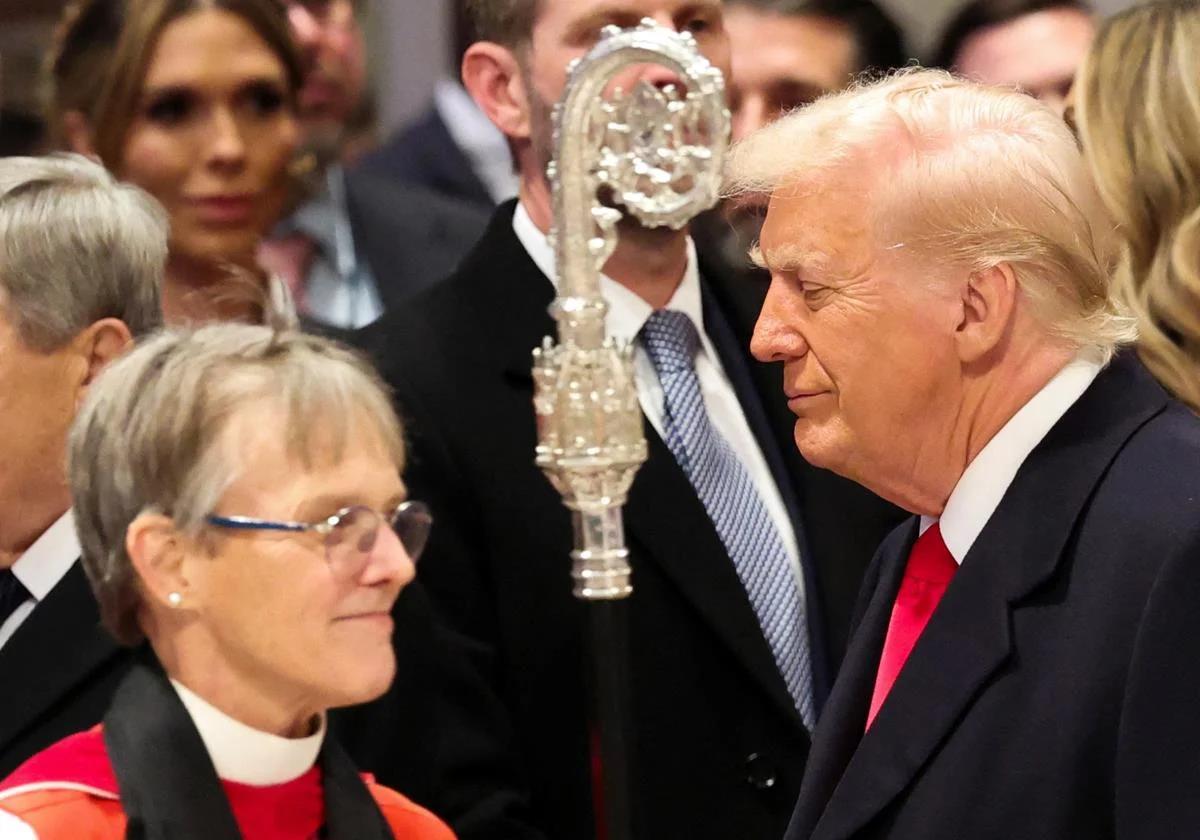 La arzobispa Marriann Budde y Donald Trump en un momento de la misa del lunes