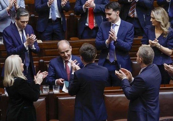 Micheál Martin recibe una ovación de sus compañeros de partido al ser elegido este juevs primer ministro de Irlanda.