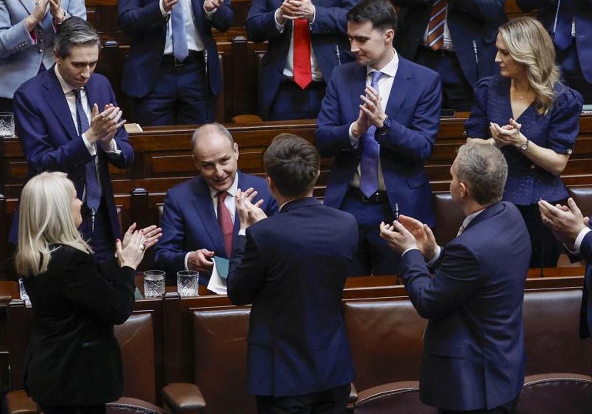 Micheál Martin recibe una ovación de sus compañeros de partido al ser elegido este juevs primer ministro de Irlanda.