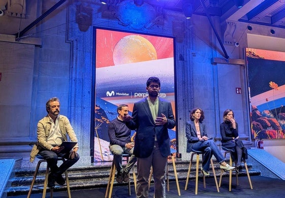 El CEO de Perplexity, Aravind Srinivas, durante la presentación junto a directivos de Telefónica en Madrid.