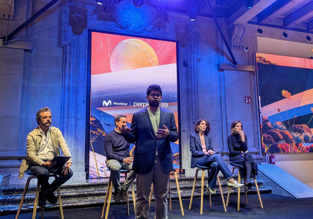 El CEO de Perplexity, Aravind Srinivas, durante la presentación junto a directivos de Telefónica en Madrid.