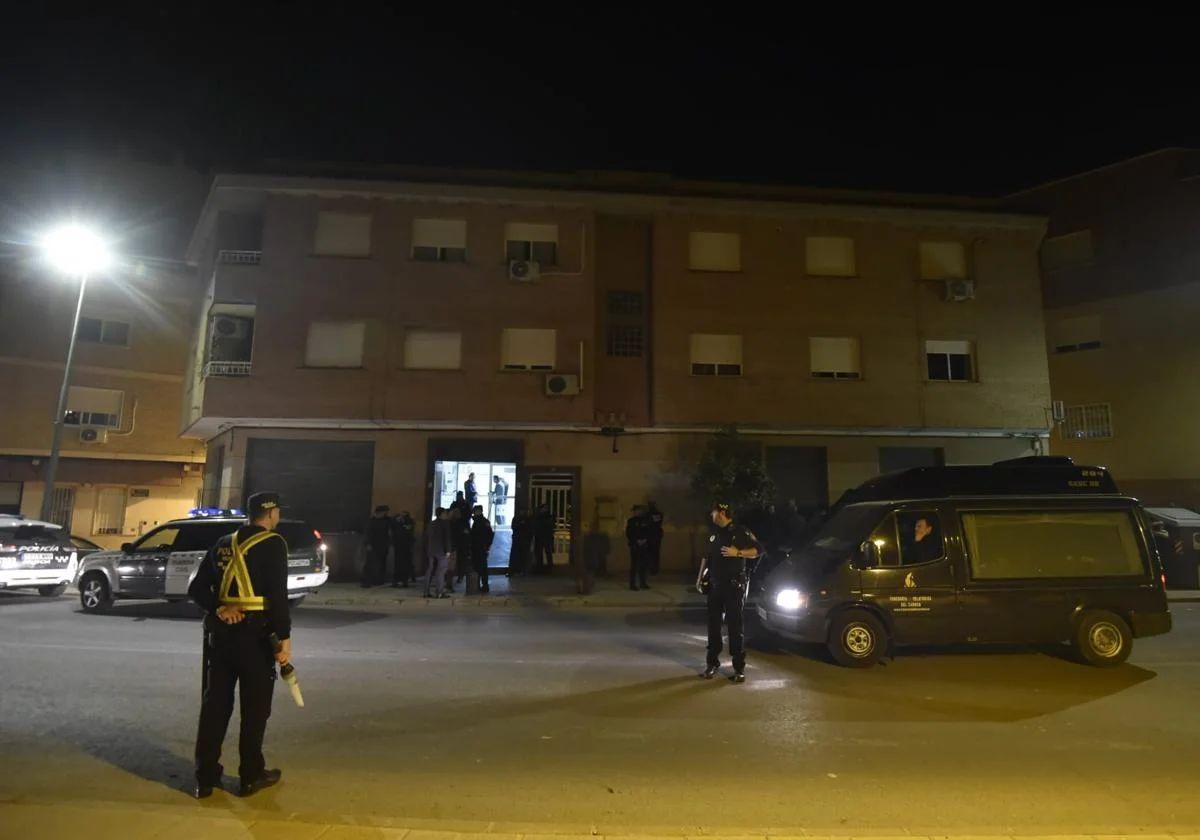 Agentes de la Policía Local de Murcia, este miércoles por la noche, frente al local donde se produjo el tiroteo.