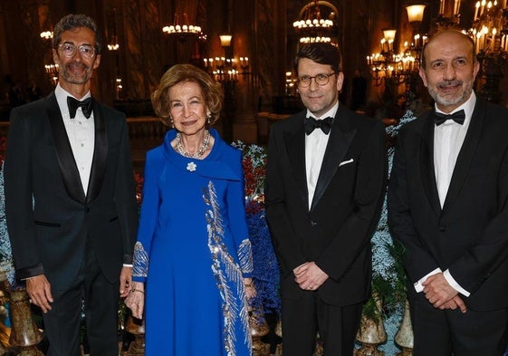 El director de la Opera de París, Jose Carlos Martinez, la reina emérita, el presidente de la Opera Garnier, Alexander Neef, y el embajador español en Francia, Victorio Redondo Baldrich