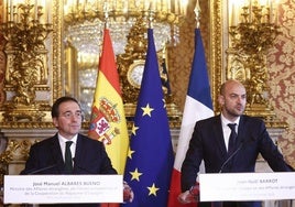 El ministro de Exteriores español, José Manuel Albares, y su homólogo francés, Jean-Noël Barrot, este viernes en París.