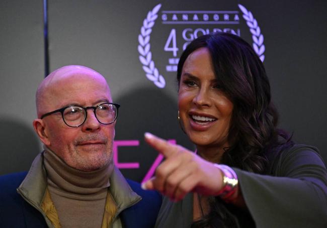 Karla Sofía Gascón junto al director Jacques Audiard en Bogotá el pasado 17 de enero.