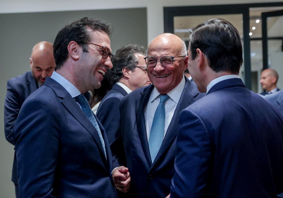 El presidente de Banco Sabadell, Josep Oliu, y el de BBVA, Carlos Torres, conversan con el ministro de Economía, Carlos Cuerpo.