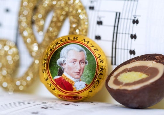 Un Mozartkugel, el dulce de Salzburgo que homenajea a Mozart.