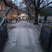 Vista del portón con la leyenda 'El trabajo os hará libres' del campo de exterminio nazi Auschwitz.