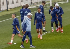 Ancelotti supervisa un entrenamiento del Madrid previo al duelo ante el Valladolid.