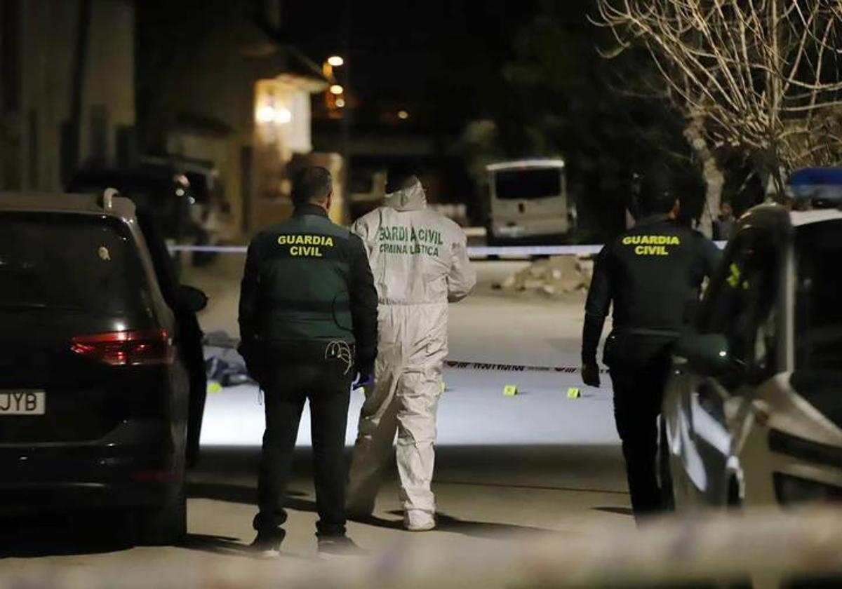 Agentes de la Guardia Civil, este viernes, en el lugar del crimen.