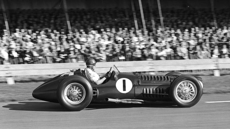 Fangio al volante del BRM V16 en el circuito de Goodwood, en 1953