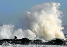 Impacto de una enorme ola en la costa galesa.