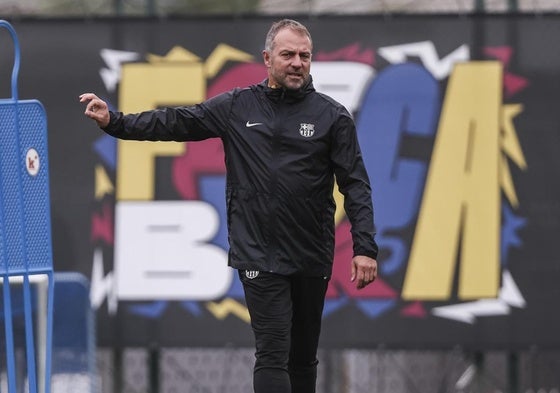 Hansi Flick, durante un entrenamiento del Barça.