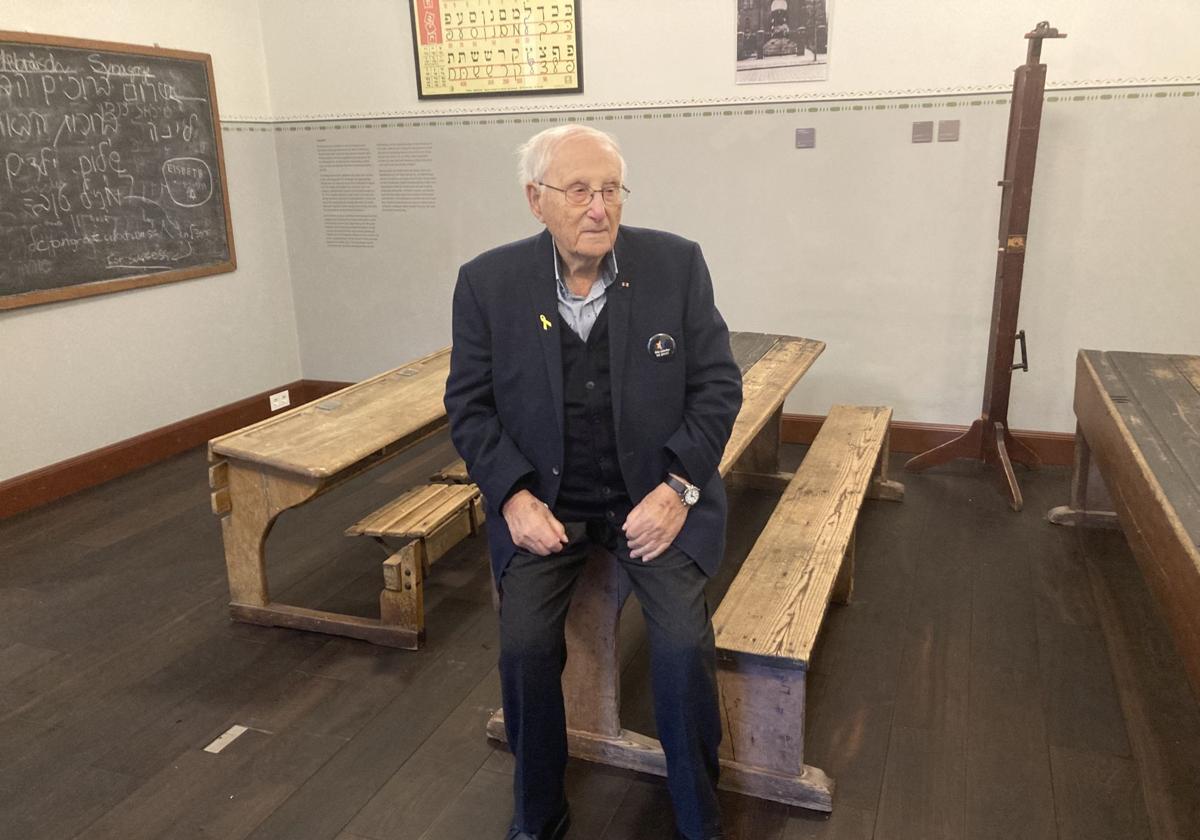 Albrecht Weinberg, superviviente de Auschwitz, en la Escuela Judía de Leer (Alemania) donde estudió de crío.