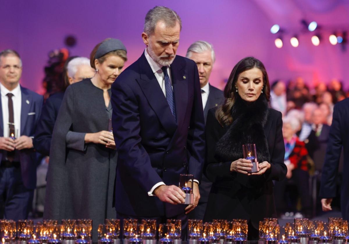 Los reyes Felipe VI y doña Letizia durante el acto de conmemoración del 80 aniversario de la liberación de Auschwitz.