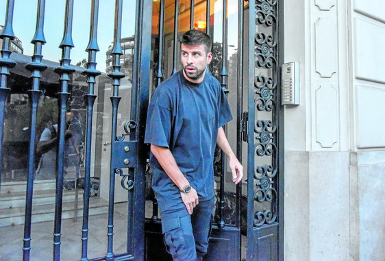 Gerard Piqué saliendo de un portal