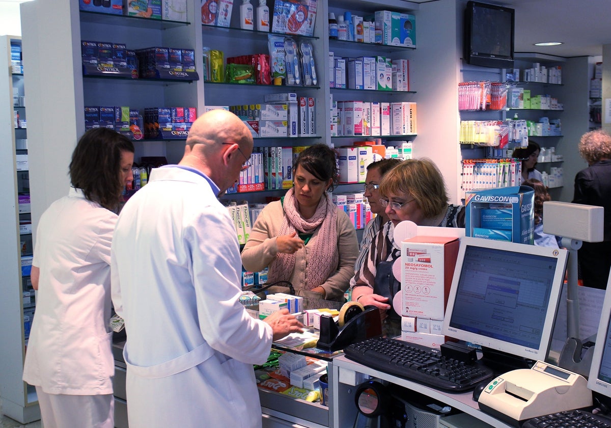 Unos farmacéuticos atienden a un grupo de clientas.